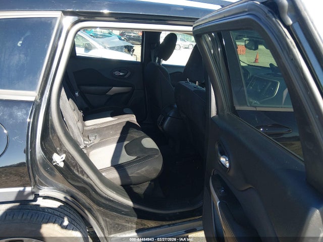 1C4PJLCB1JD596417 Jeep Cherokee Latitude Fwd