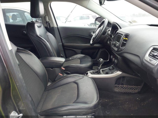 44486951 :رقم المزاد ، 3C4NJDBB0JT401979 vin ، 2018 Jeep Compass Latitude 4x4 مزاد بيع