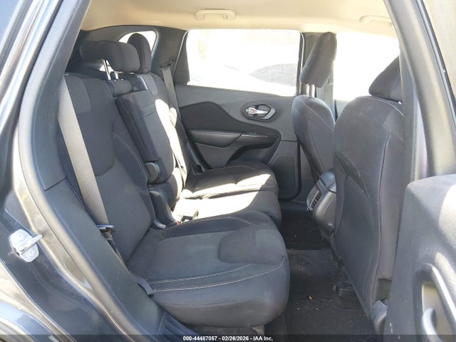 1C4PJLCB4FW790757 Jeep Cherokee Latitude