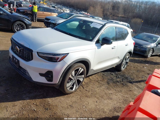44487547 :رقم المزاد ، YV4L12UM4S2517311 vin ، 2025 Volvo Xc40 B5 Ultra Dark Theme مزاد بيع