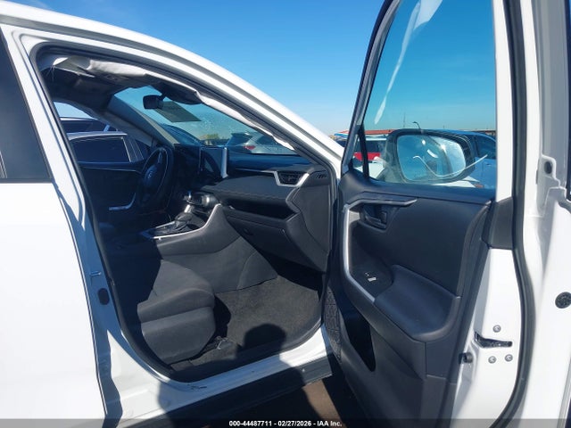 2T3H1RFV8RC268733 Toyota RAV4 LE