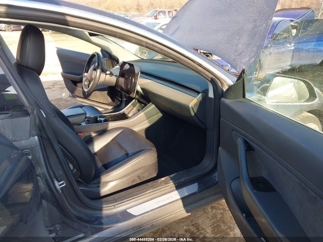 44488204 :رقم المزاد ، 5YJ3E1EB9JF073126 vin ، 2018 Tesla Model 3 Long Range/performance مزاد بيع