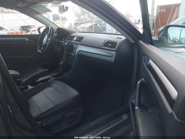 1VWDT7A35HC049986 Volkswagen Passat 1.8t R-line