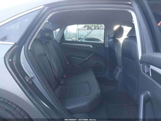 1VWDT7A35HC049986 Volkswagen Passat 1.8t R-line