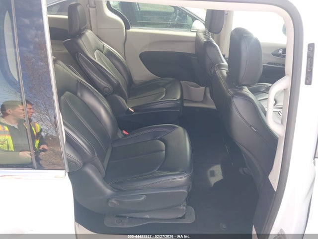 Chrysler Pacifica Hybrid Touring L 2023 2C4RC1L74PR518142 Image 8