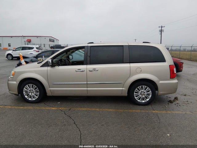 2014 Chrysler Town & Country Limited მანქანა იყიდება აუქციონზე, vin: 2C4RC1GGXER425519, აუქციონის ნომერი: 44489525