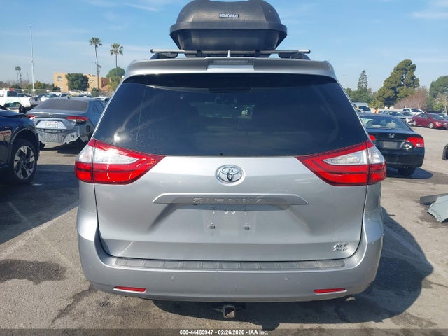 5TDDZ3DC9JS205327 Toyota Sienna Xle 7 Passenger