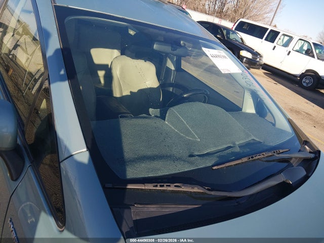 JTDZN3EUXGJ043626 Toyota Prius V Two