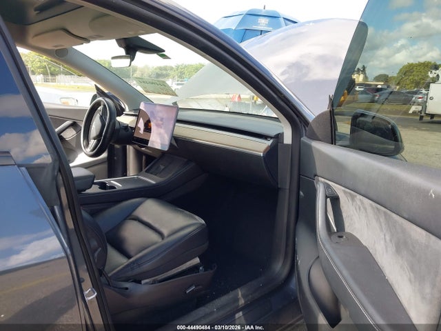 2022 Tesla Model Y Long Range Dual Motor All-wheel Drive მანქანა იყიდება აუქციონზე, vin: 7SAYGDEE4NF426196, აუქციონის ნომერი: 44490484