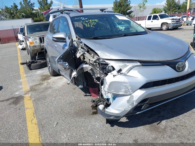 2T3WFREV3JW419569 Toyota Rav4 Xle