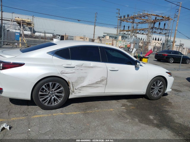 Lexus ES 300H 2020 58AD21B12LU009565 Image 13
