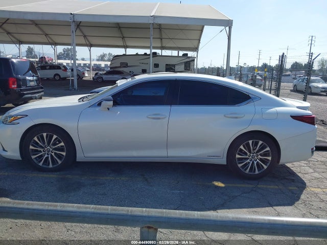 Lexus ES 300H 2020 58AD21B12LU009565 Image 14