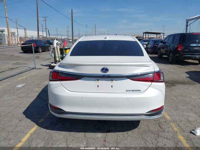 Lexus ES 300H 2020 58AD21B12LU009565 Image 16