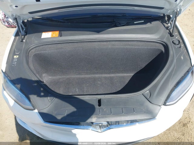 44491111 :رقم المزاد ، 5YJXCBE22JF103533 vin ، 2018 Tesla Model X مزاد بيع