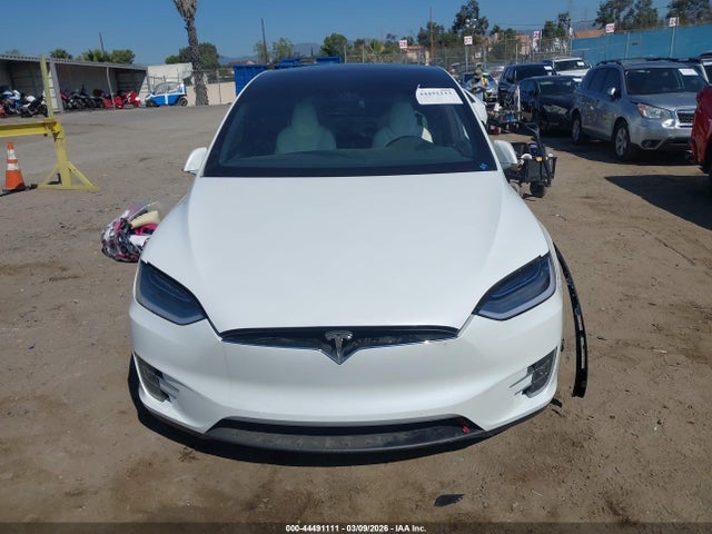 44491111 :رقم المزاد ، 5YJXCBE22JF103533 vin ، 2018 Tesla Model X مزاد بيع