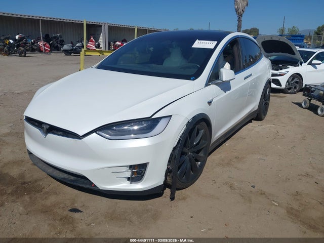 44491111 :رقم المزاد ، 5YJXCBE22JF103533 vin ، 2018 Tesla Model X مزاد بيع