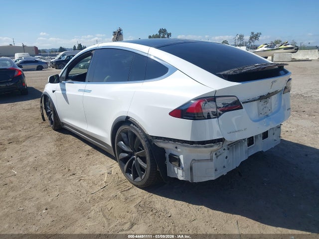 44491111 :رقم المزاد ، 5YJXCBE22JF103533 vin ، 2018 Tesla Model X مزاد بيع