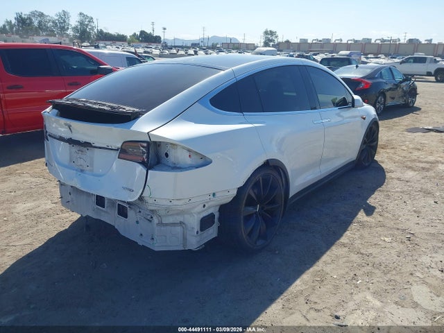44491111 :رقم المزاد ، 5YJXCBE22JF103533 vin ، 2018 Tesla Model X مزاد بيع