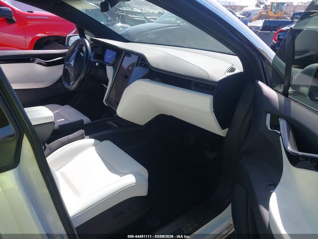 44491111 :رقم المزاد ، 5YJXCBE22JF103533 vin ، 2018 Tesla Model X مزاد بيع