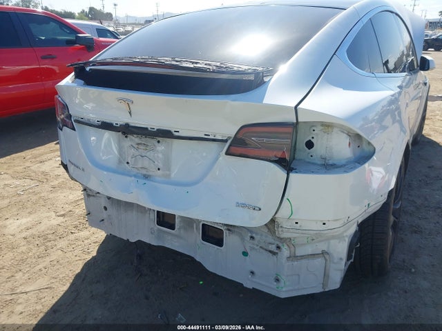 44491111 :رقم المزاد ، 5YJXCBE22JF103533 vin ، 2018 Tesla Model X مزاد بيع