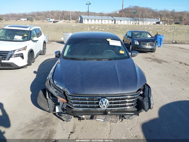 2016 Volkswagen Passat 1.8t S მანქანა იყიდება აუქციონზე, vin: 1VWAS7A39GC010693, აუქციონის ნომერი: 44492251