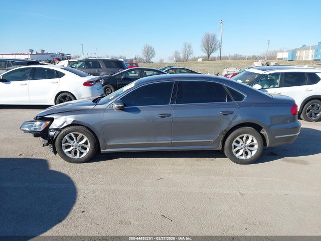 2016 Volkswagen Passat 1.8t S მანქანა იყიდება აუქციონზე, vin: 1VWAS7A39GC010693, აუქციონის ნომერი: 44492251