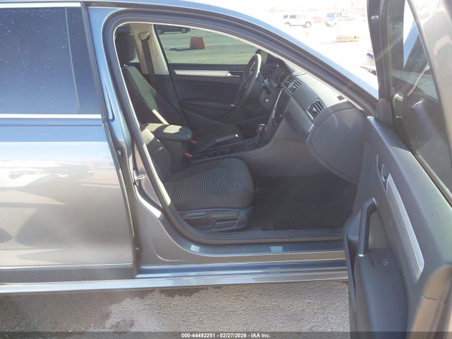 2016 Volkswagen Passat 1.8t S მანქანა იყიდება აუქციონზე, vin: 1VWAS7A39GC010693, აუქციონის ნომერი: 44492251