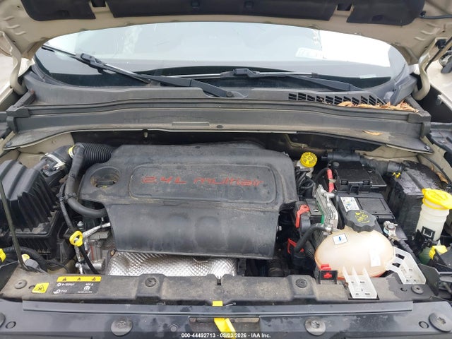 44492713 :رقم المزاد ، ZACCJABT1FPC35811 vin ، 2015 Jeep Renegade Latitude مزاد بيع