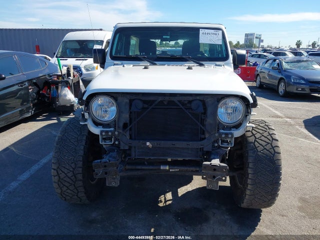 1C4HJXDG4JW173728 Jeep Wrangler Unlimited Sport 4x4