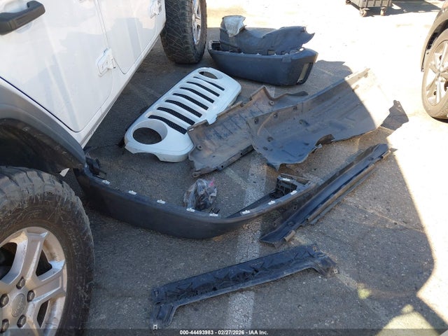 1C4HJXDG4JW173728 Jeep Wrangler Unlimited Sport 4x4