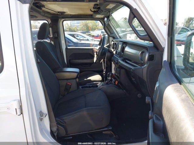1C4HJXDG4JW173728 Jeep Wrangler Unlimited Sport 4x4
