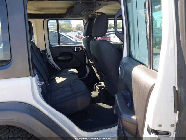 1C4HJXDG4JW173728 Jeep Wrangler Unlimited Sport 4x4