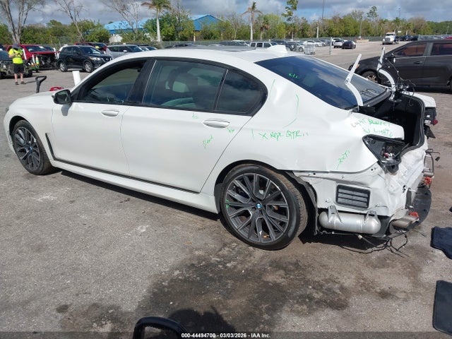 2022 BMW 750 WBA7U2C02NCG85361 Photo 2