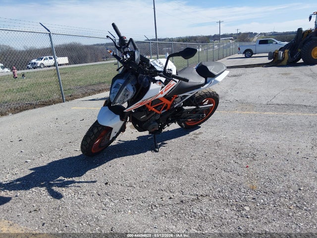 KTM 390 Duke 2017 MD2JPJ40XHC240645 Image 2