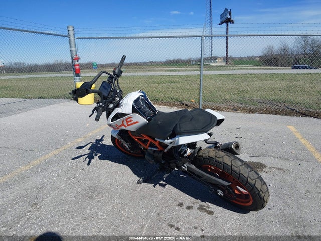 KTM 390 Duke 2017 MD2JPJ40XHC240645 Image 3