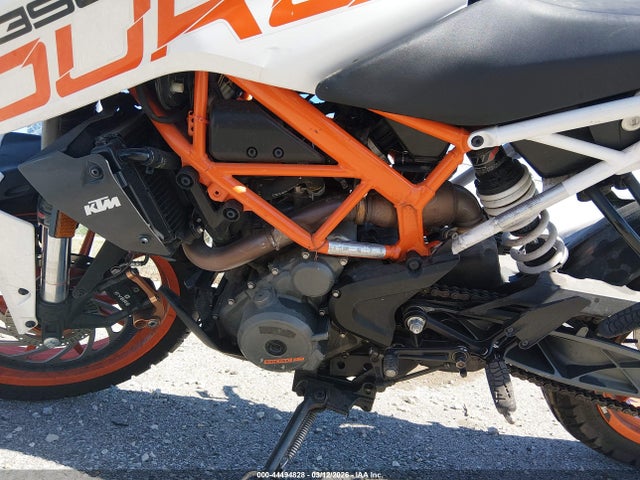 KTM 390 Duke 2017 MD2JPJ40XHC240645 Image 9