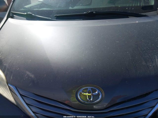 5TDYZ3DC8HS799260 Toyota Sienna Xle Premium 8 Passenger