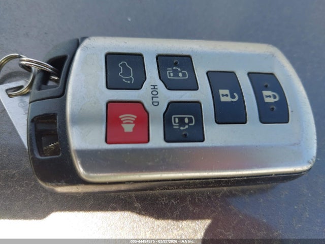 5TDYZ3DC8HS799260 Toyota Sienna Xle Premium 8 Passenger