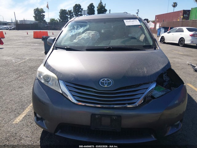 5TDYZ3DC8HS799260 Toyota Sienna Xle Premium 8 Passenger