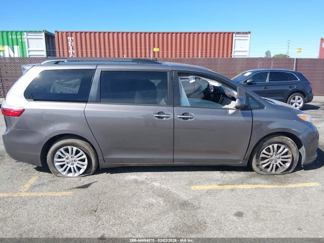 5TDYZ3DC8HS799260 Toyota Sienna Xle Premium 8 Passenger