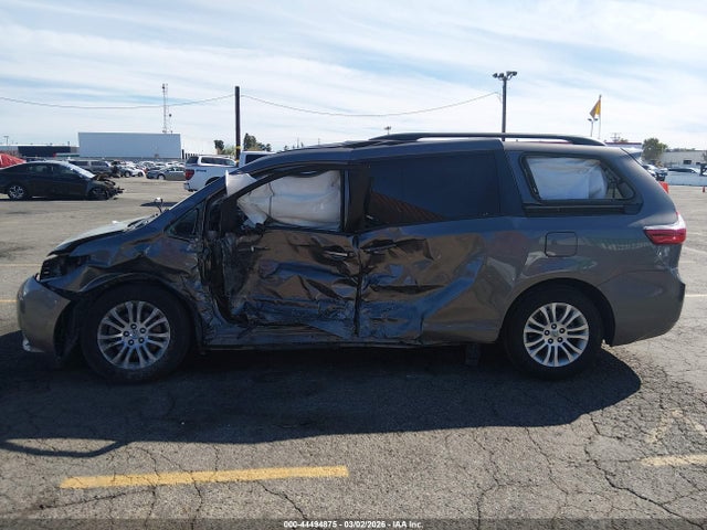 5TDYZ3DC8HS799260 Toyota Sienna Xle Premium 8 Passenger