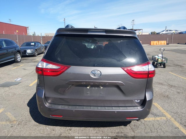 5TDYZ3DC8HS799260 Toyota Sienna Xle Premium 8 Passenger