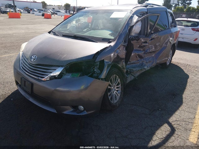 5TDYZ3DC8HS799260 Toyota Sienna Xle Premium 8 Passenger