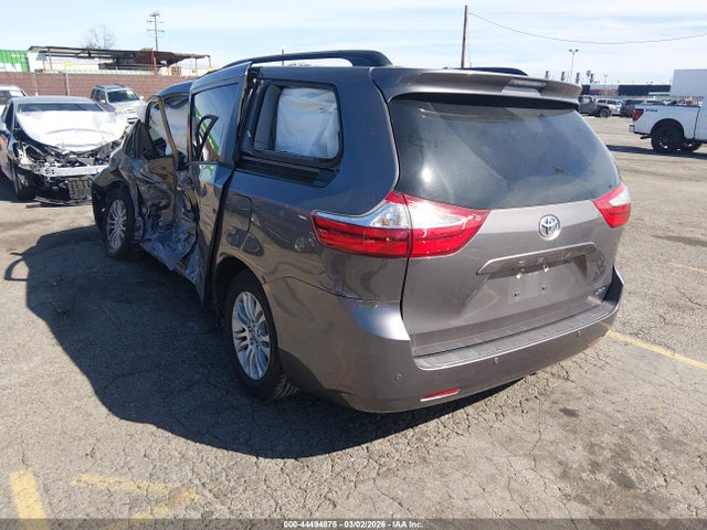 5TDYZ3DC8HS799260 Toyota Sienna Xle Premium 8 Passenger
