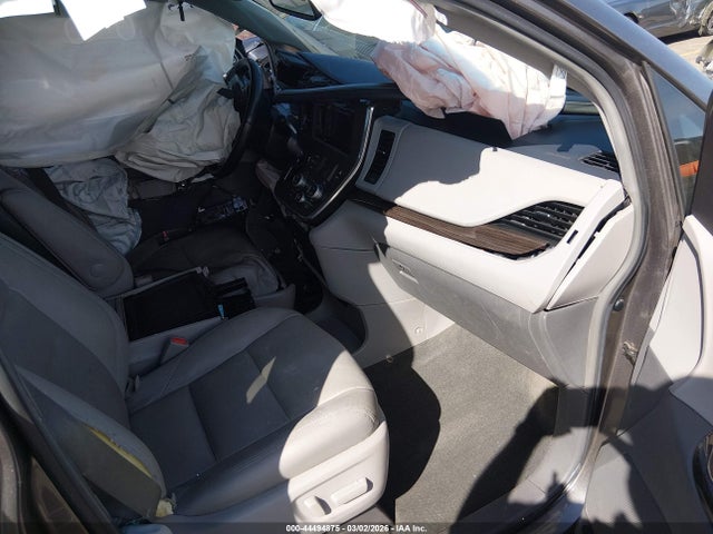 5TDYZ3DC8HS799260 Toyota Sienna Xle Premium 8 Passenger