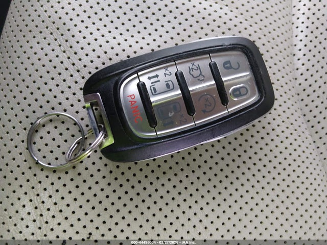 44495004 :رقم المزاد ، 2C4RC1GG8HR544772 vin ، 2017 Chrysler Pacifica Limited مزاد بيع