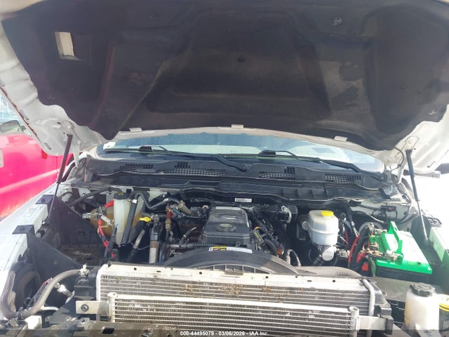 44495079 :رقم المزاد ، 3C6UR5HL9JG390085 vin ، 2018 Ram 2500 مزاد بيع