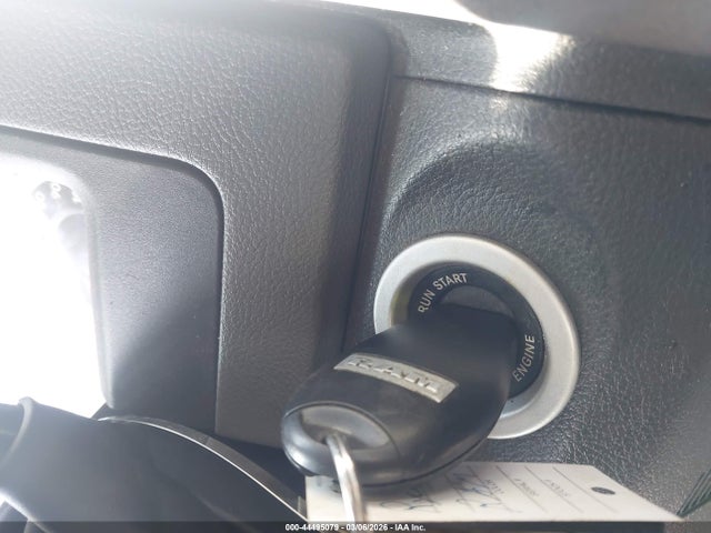 44495079 :رقم المزاد ، 3C6UR5HL9JG390085 vin ، 2018 Ram 2500 مزاد بيع