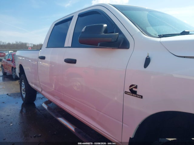 44495079 :رقم المزاد ، 3C6UR5HL9JG390085 vin ، 2018 Ram 2500 مزاد بيع