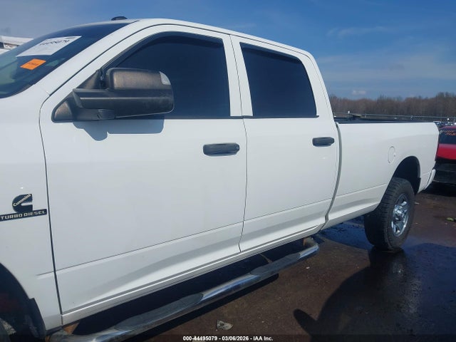 44495079 :رقم المزاد ، 3C6UR5HL9JG390085 vin ، 2018 Ram 2500 مزاد بيع